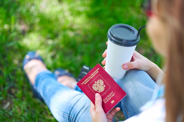 Retrato de mujer turista feliz con pasaporte y café de vacaciones