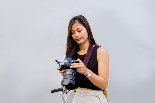 Foto retrato de mujer, turistas tailandeses como la fotografía, les encanta viajar, viajar de viaje en vacaciones observe el amanecer y la niebla de la mañana en la provincia de yala, en el sur de tailandia, asia.