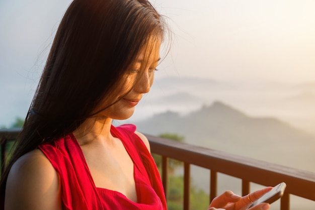 Retrato de mujer, turistas tailandeses como la fotografía, les encanta viajar, viajar de viaje en vacaciones Observe el amanecer y la niebla de la mañana en la provincia de Yala, en el sur de Tailandia, Asia.