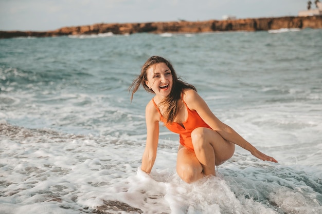 Retrato de una mujer en la unidad del océano de la playa con el estilo de vida saludable de la naturaleza