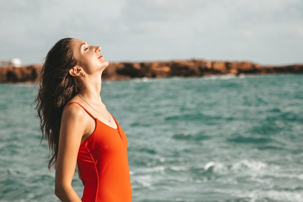 Retrato de una mujer en la unidad del océano de la playa con el estilo de vida saludable de la naturaleza