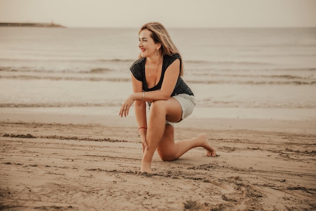 Retrato de una mujer en la unidad del océano de la playa con el estilo de vida saludable de la naturaleza