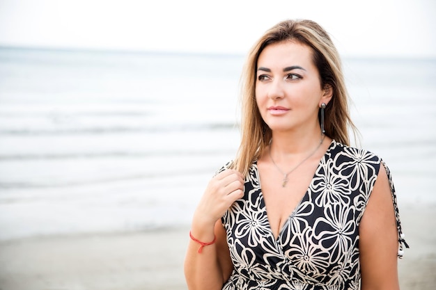 Retrato de una mujer en la unidad del océano de la playa con el estilo de vida saludable de la naturaleza