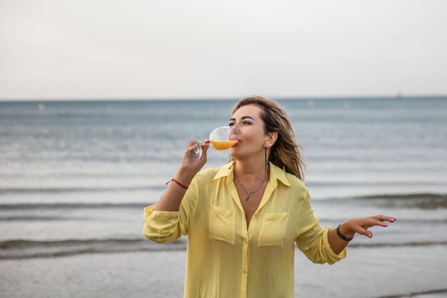 Retrato de una mujer en la unidad del océano de la playa con el estilo de vida saludable de la naturaleza