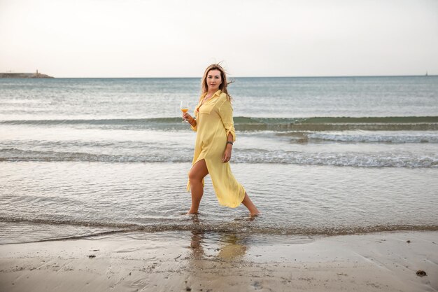 Retrato de una mujer en la unidad del océano de la playa con el estilo de vida saludable de la naturaleza