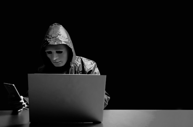 Foto retrato de una mujer usando una computadora portátil en la mesa