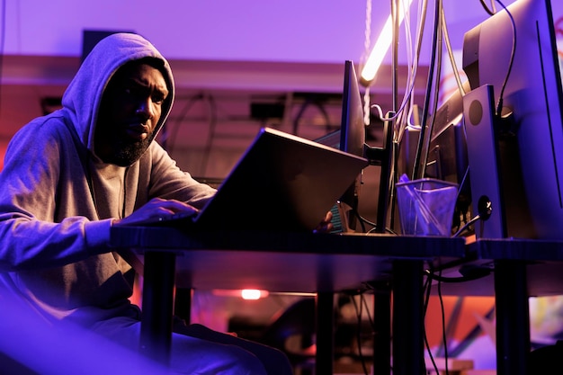 Retrato de una mujer usando una computadora portátil mientras está sentada en la mesa