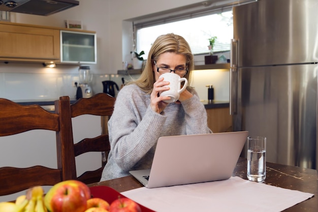 Retrato de una mujer usando una computadora portátil