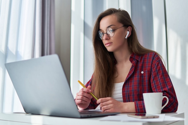 Retrato de una mujer usando su laptop