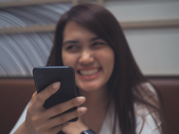 Retrato de una mujer usando un teléfono móvil