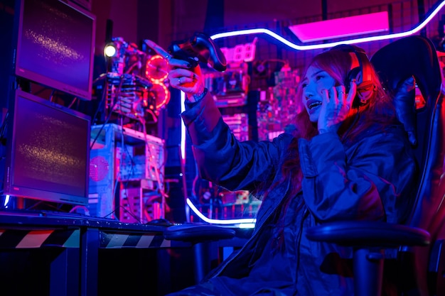 Retrato de una mujer usando un teléfono móvil