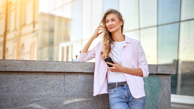 retrato mujer usando telefono