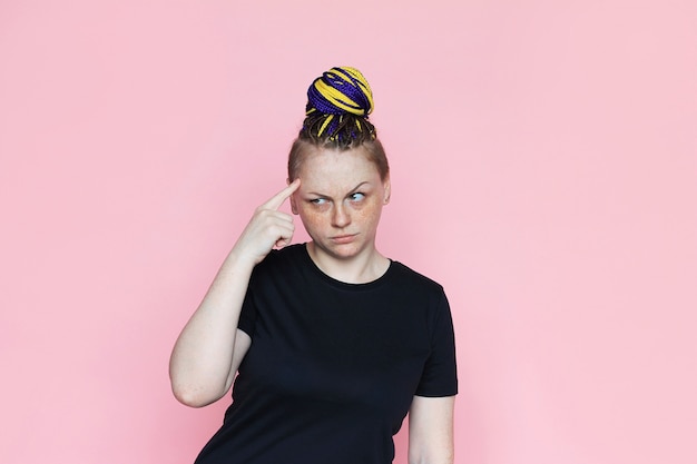 Retrato de mujer con una variedad de emociones en la cara. De pie sobre rosa