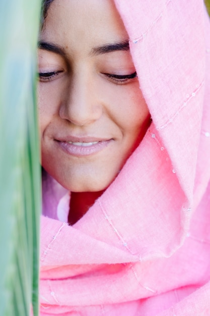 Foto retrato de mujer con velo rosa