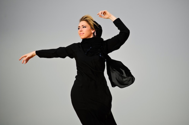 Retrato de mujer vestida de manera árabe en el desierto