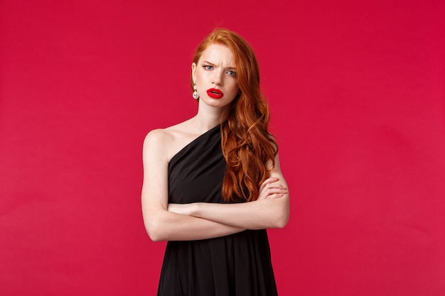 Foto retrato de una mujer vestida de negro