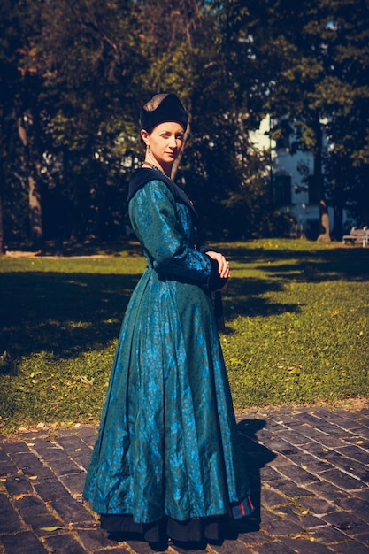 Retrato de mujer vestida con ropa barroca histórica azul con peinado de moda antigua