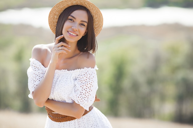 Retrato de una mujer con un vestido blanco