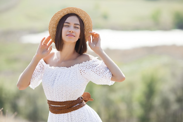 Retrato de una mujer con un vestido blanco