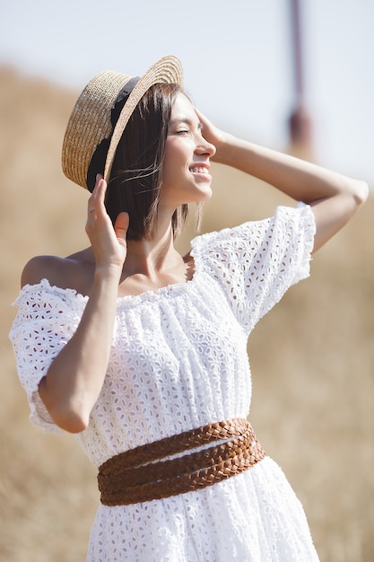 Retrato de una mujer con un vestido blanco