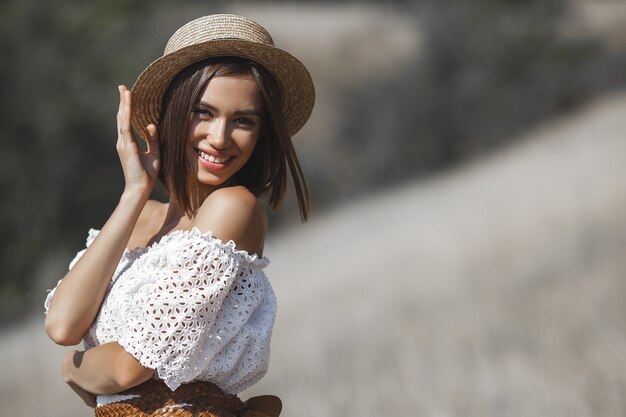 Retrato de una mujer con un vestido blanco