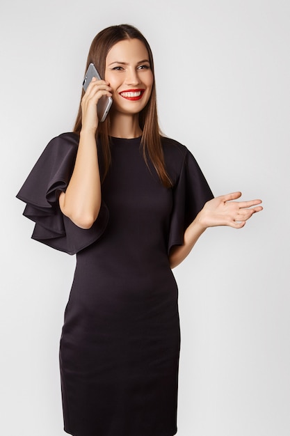 Retrato de una mujer con un vestido elegante