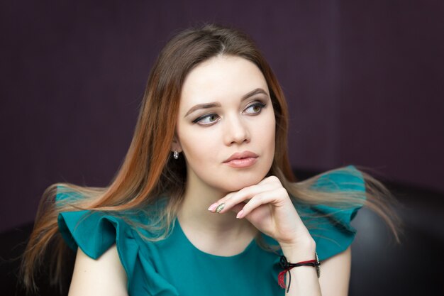 Retrato de una mujer con un vestido verde.