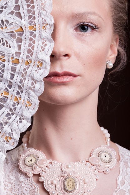 Retrato de mujer con vestido victoriano vintage con un abanico oriental en la mano. Rico y añejo. Lujo y elegancia. Foto de estudio