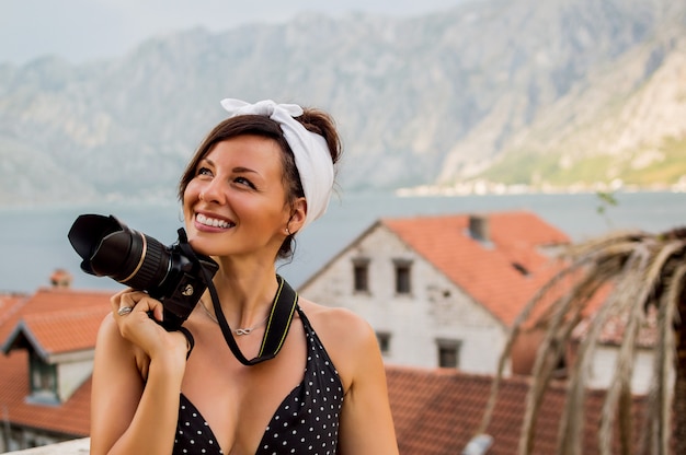 Retrato de la mujer del viajero de la fotografía exterior rodeado de montañas.