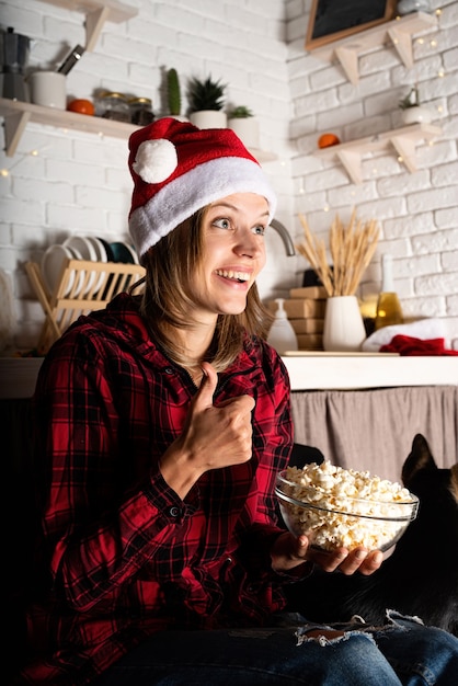 Retrato de mujer viendo películas en casa