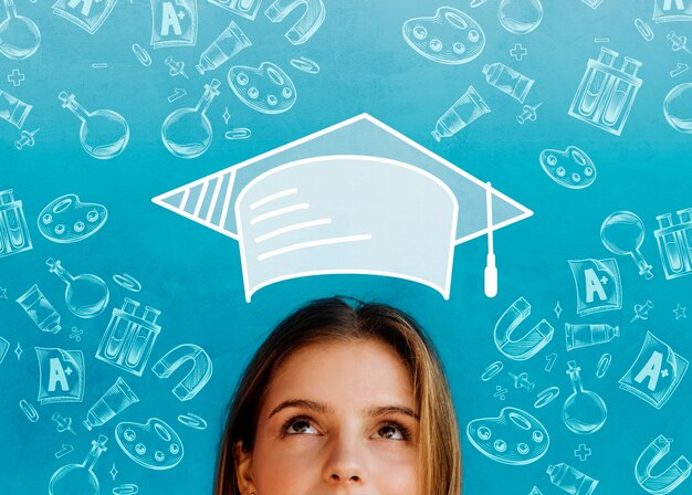 Retrato de mujer de vista frontal con gorro de graduación