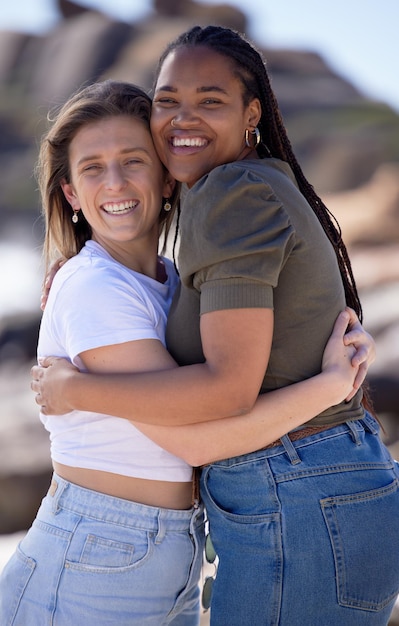 Retrato de mujeres y amigos se abrazan con una sonrisa de vacaciones y descanso de fin de semana Mujeres niñas y se abrazan para la felicidad de la reunión y la alegría informal al aire libre y la paz en el viaje de vacaciones y la unión