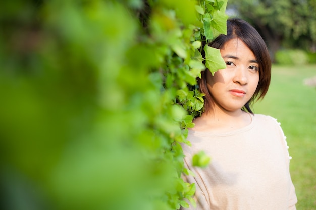 Retrato mujeres asiáticas en el parque