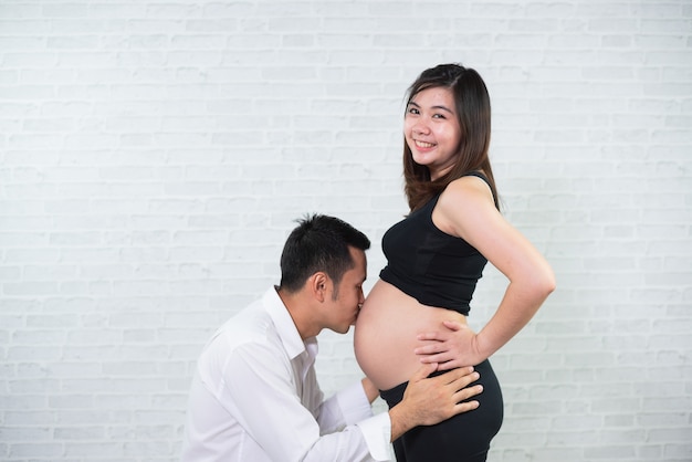 Retrato de mujeres embarazadas y su marido