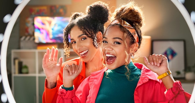 Retrato de mujeres felices e influyente con luz de anillo para la creación de contenido de vlog o tutorial en línea en el hogar Persona femenina joven o amigas en POV o vlog para consejos o consejos de maquillaje de video de belleza