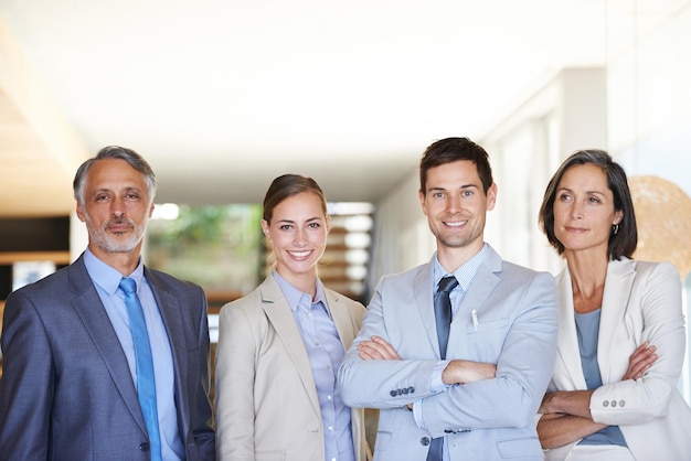 Retrato de mujeres y hombres con orgullo en el lugar de trabajo para la carrera iniciar negocios y empresas Personas corporativas Trabajo en equipo y colaboración en la oficina para la fuerza de trabajo profesional y de gestión