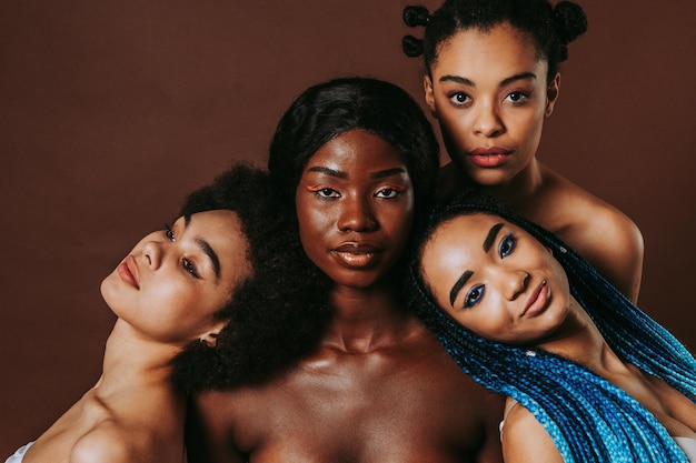 Retrato de mujeres jóvenes contra un fondo de color
