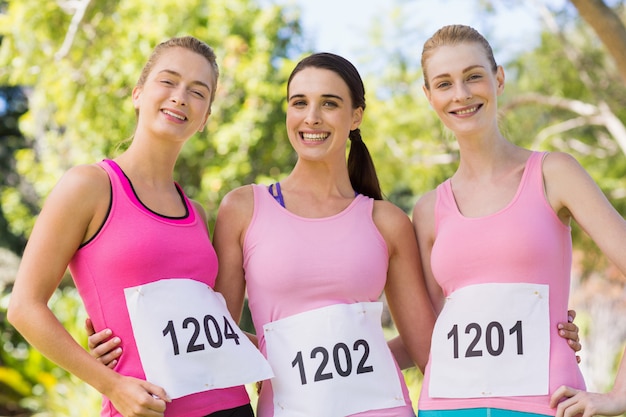 Retrato de mujeres jóvenes deportistas posando