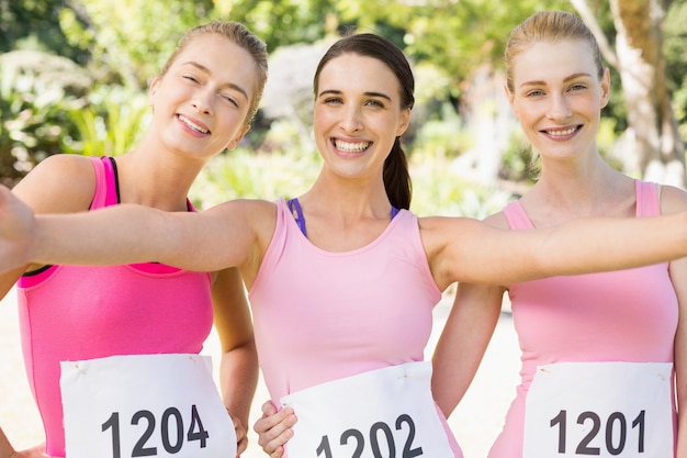 Retrato de mujeres jóvenes deportistas posando