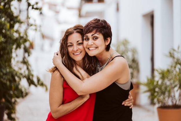 Foto retrato de mujeres jóvenes de pie contra los árboles