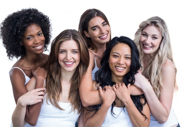 Foto retrato de mujeres multiétnicas abrazándose