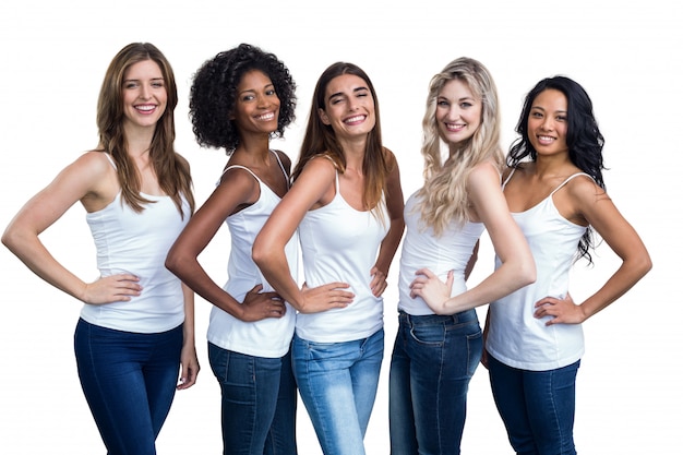 Retrato de mujeres multiétnicas de pie con la mano en la cadera