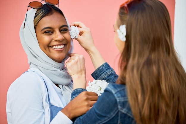 Retrato de mujeres musulmanas y amigas con decoración floral celebración de primavera o unión en la ciudad Joven estudiante gen z girl e islam con sonrisa felicidad y moda para aventura urbana para apoyo