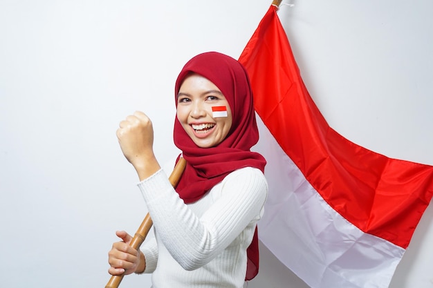 Retrato de mujeres musulmanas asiáticas celebran el día de la independencia de Indonesia con bandera roja y blanca