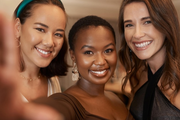 Retrato de mujeres o amigas toman una selfie en una fiesta en celebración de Año Nuevo o evento social en vacaciones Caras sonrientes o mujeres negras tomando fotos con personas felices para las redes sociales