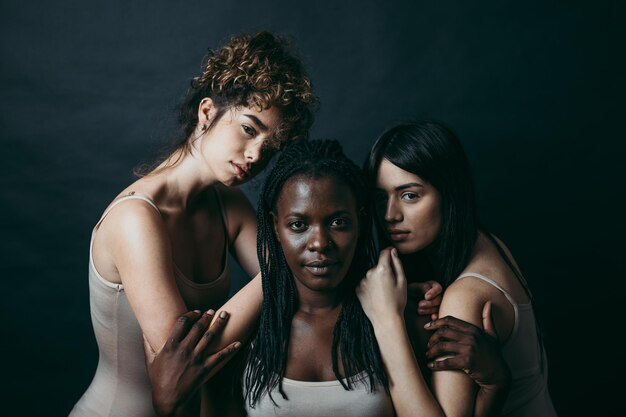 Foto retrato de mujeres de pie contra un fondo negro