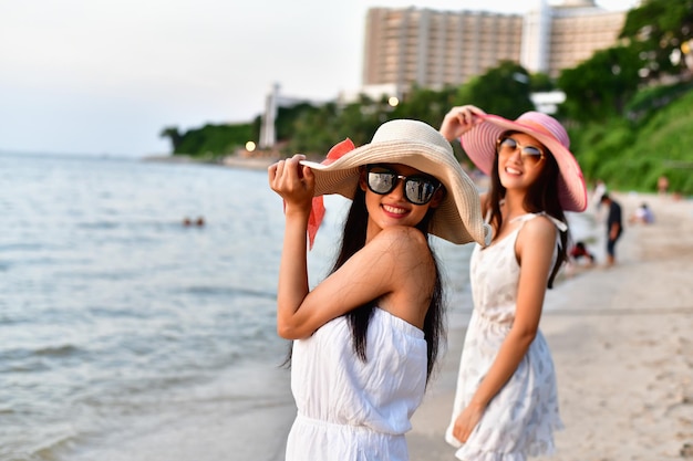 Foto retrato de mujeres de pie en la playa.