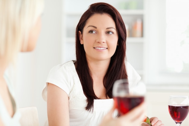 Retrato de mujeres sonrientes bebiendo vino