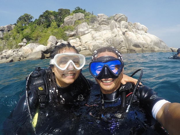 Retrato de mujeres sonrientes en el mar