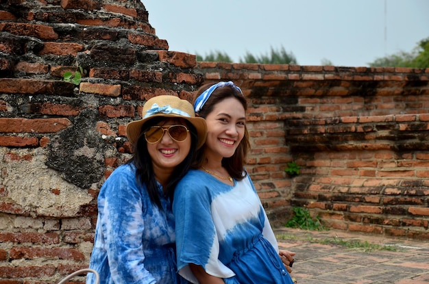 Retrato de mujeres tailandesas en el antiguo edificio de Wat Mahathat en Ayutthaya Tailandia